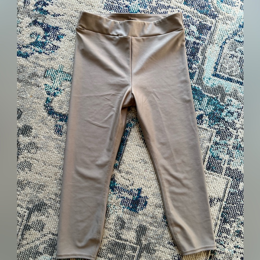 ALO Yoga Airlift High Waist Conceal Capri | Gravel color 
Size Medium